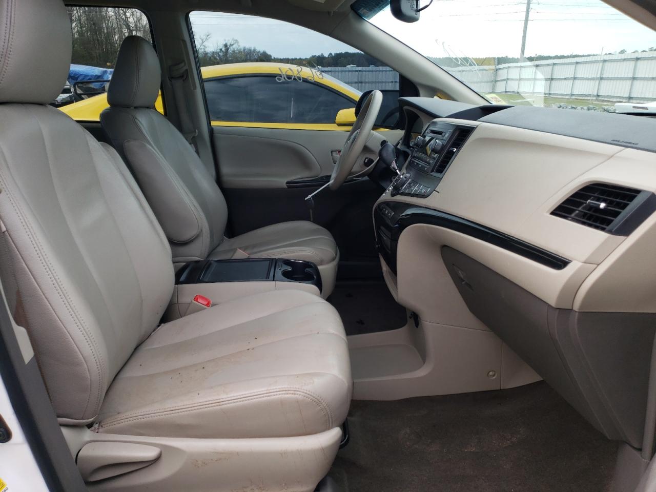 Photo 5 from auction – 2013 TOYOTA SIENNA LE with VIN 5TDKK3DC6DS376519