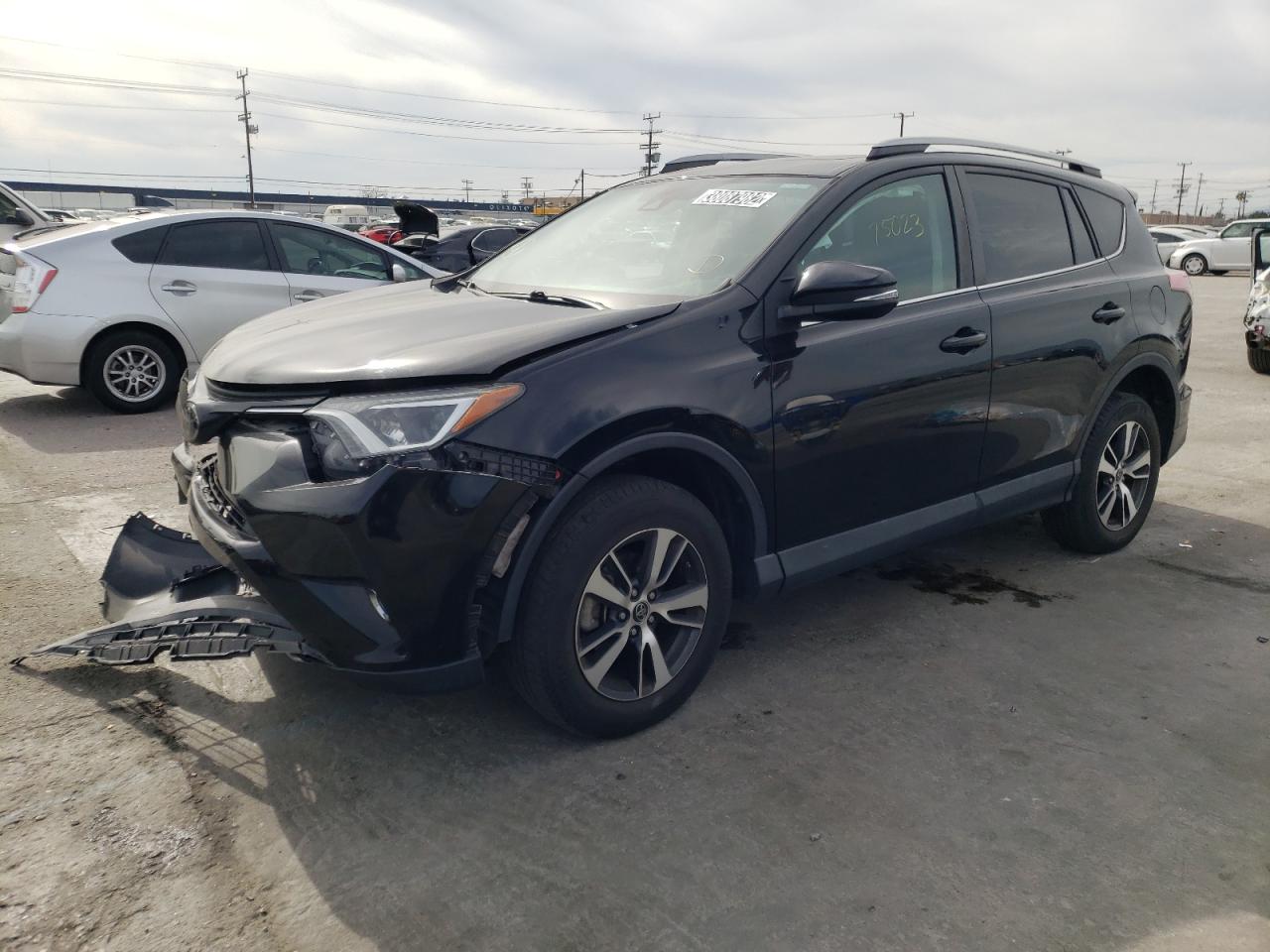 Photo 2 from auction – 2017 TOYOTA RAV4 XLE with VIN 2T3RFREV2HW601271