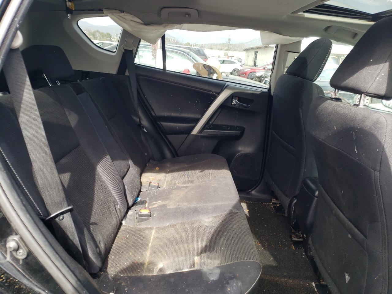Photo 6 from auction – 2017 TOYOTA RAV4 XLE with VIN 2T3RFREV2HW601271