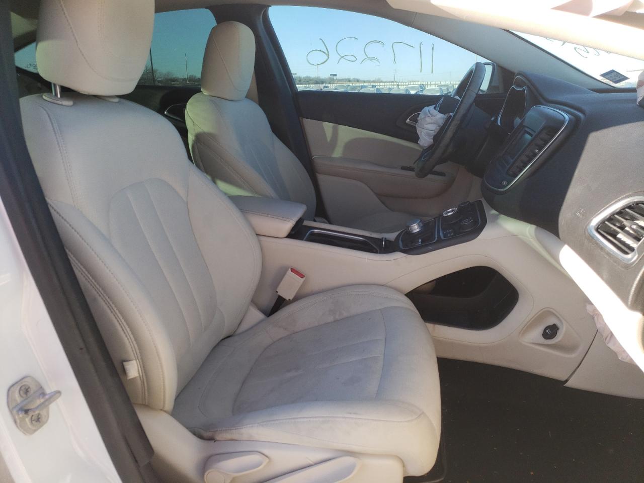 Photo 5 from auction – 2015 CHRYSLER 200 LIMITE with VIN 1C3CCCAB2FN669313
