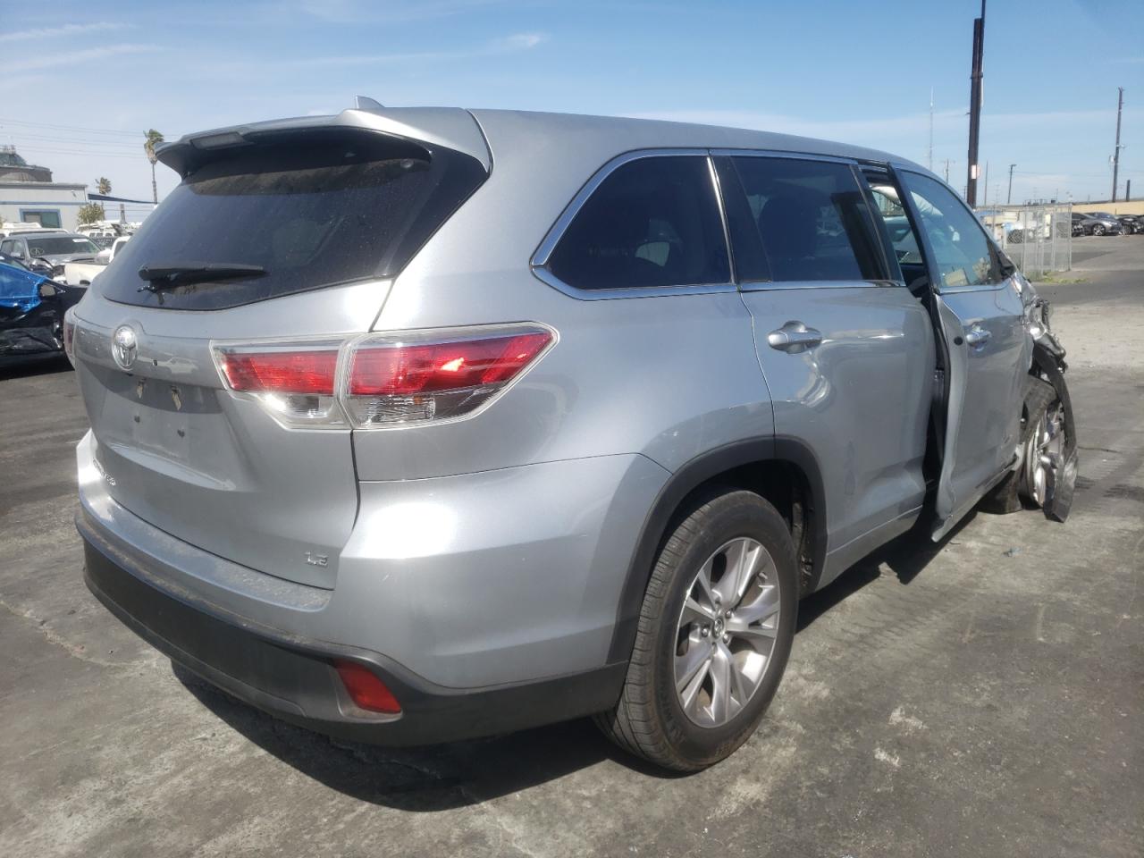 Photo 4 from auction – 2016 TOYOTA HIGHLANDER with VIN 5TDZKRFH2GS136964