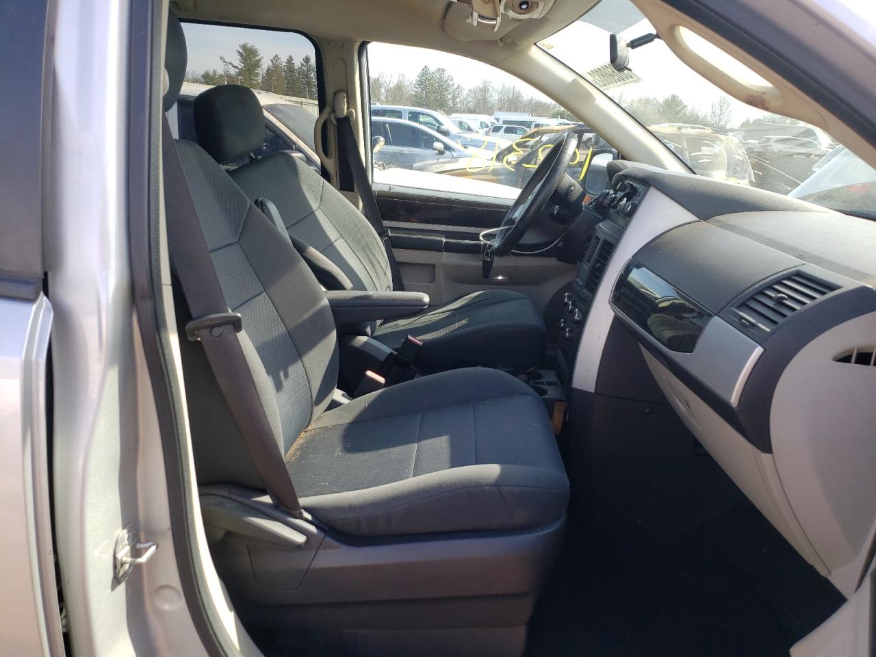 Photo 5 from auction – 2010 DODGE GRAND CARA with VIN 2D4RN5D14AR100427