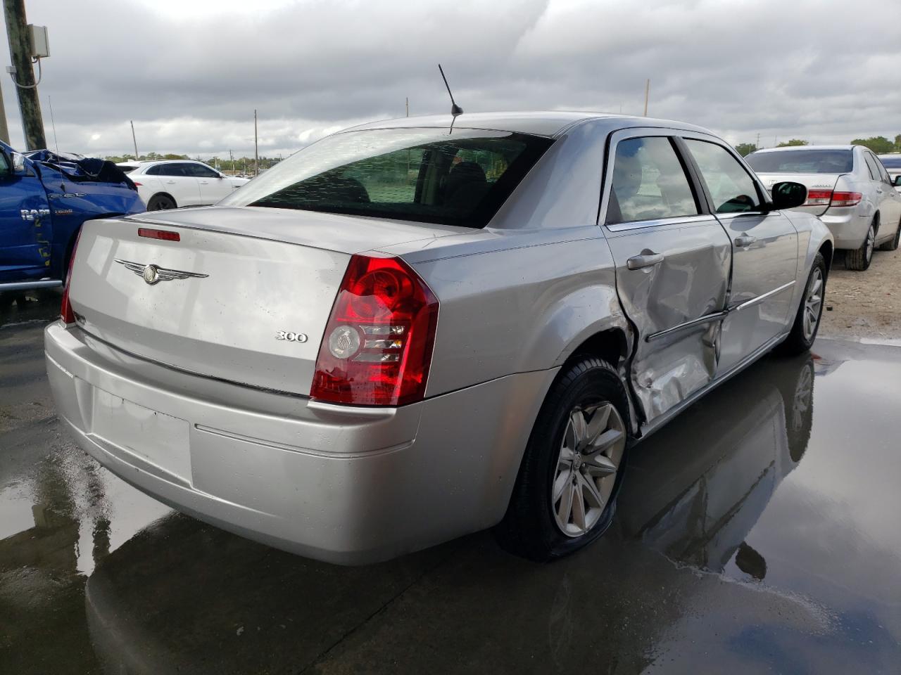 Photo 4 from auction – 2008 CHRYSLER 300 LX with VIN 2C3KA43R08H208981