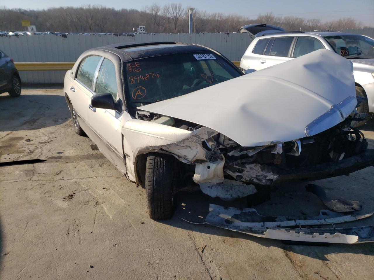 Photo 1 from auction – 2000 LINCOLN TOWN CAR S with VIN 1LNHM82W2YY894874