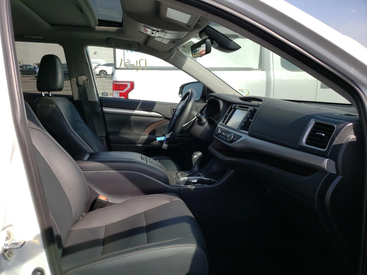 Photo 5 from auction – 2019 TOYOTA HIGHLANDER with VIN 5TDJZRFH7KS608559