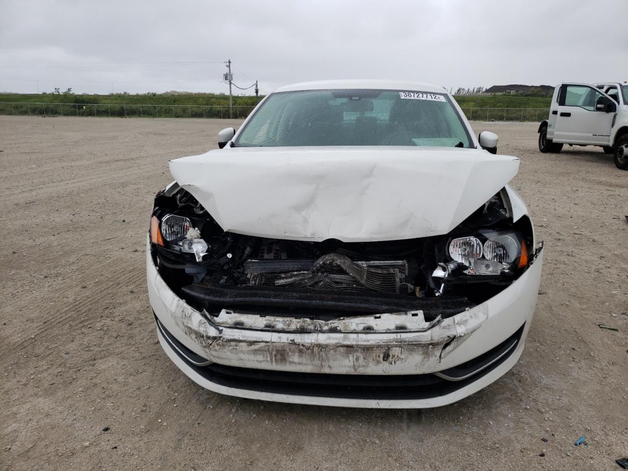 Photo 9 from auction – 2015 VOLKSWAGEN PASSAT S with VIN 1VWAS7A3XFC072568