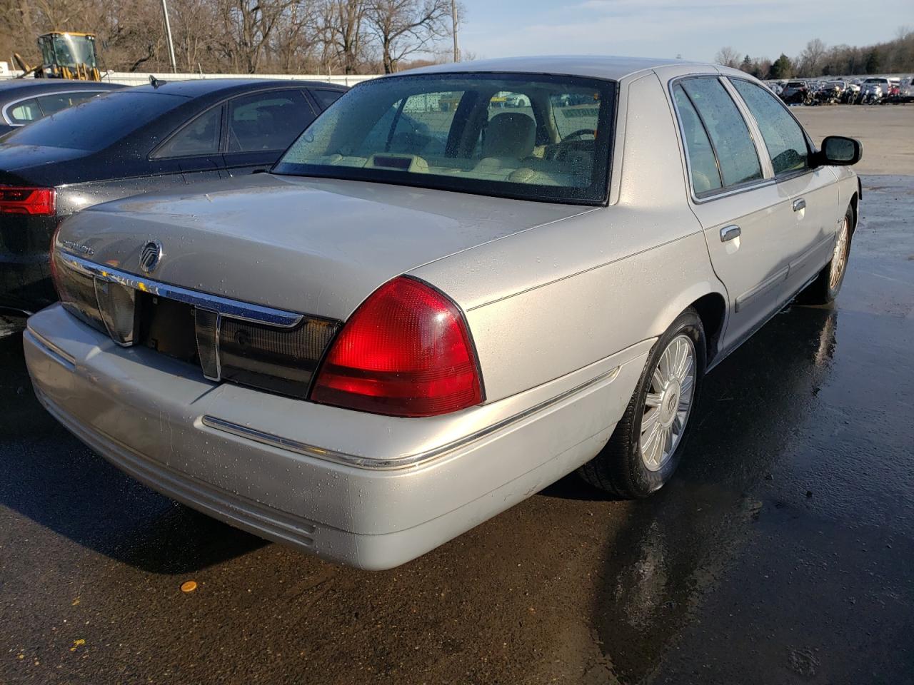 Photo 4 from auction – 2010 MERCURY GRAND MARQ with VIN 2MEBM7FV7AX616059