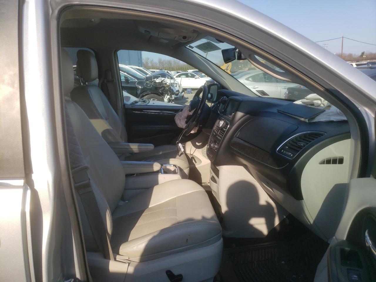 Photo 5 from auction – 2011 CHRYSLER TOWN & COU with VIN 2A4RR8DG2BR676116