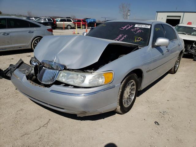 Photo 2 from auction – 2002 LINCOLN TOWN CAR C with VIN 1LNHM83W92Y652945