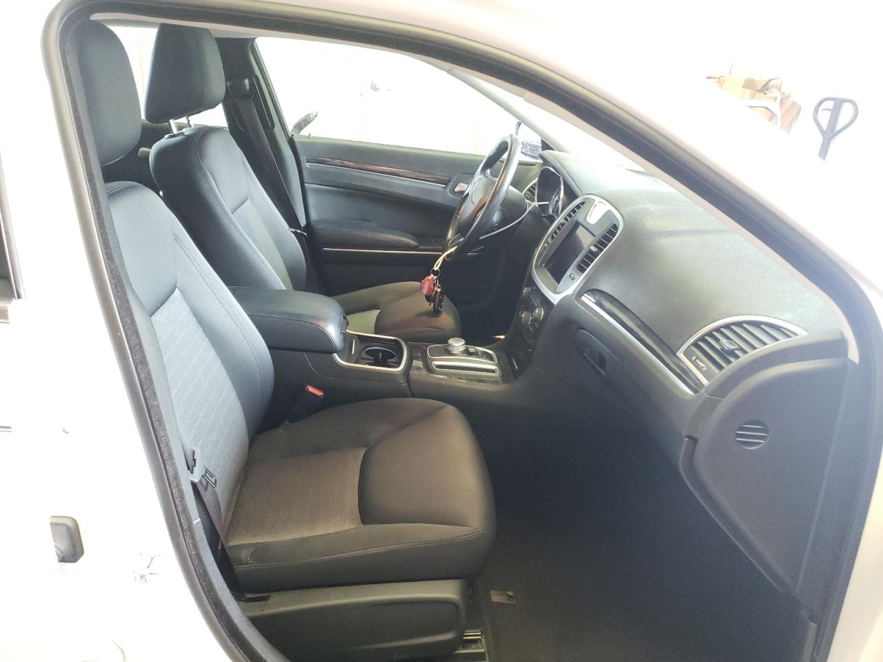 Photo 5 from auction – 2019 CHRYSLER 300 TOURIN with VIN 2C3CCAAG0KH628875