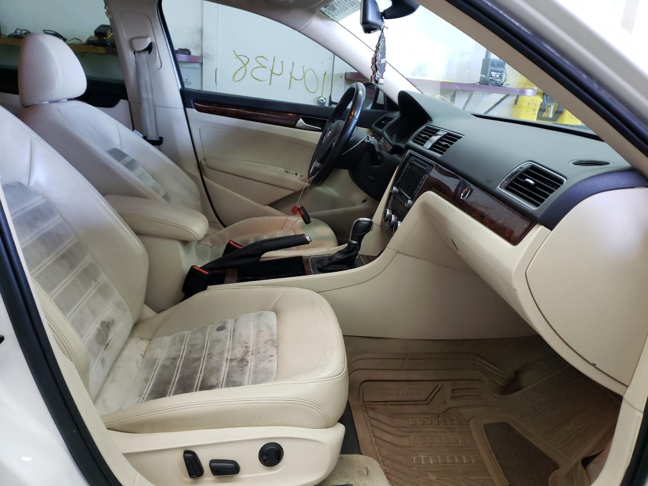 Photo 5 from auction – 2012 VOLKSWAGEN PASSAT SEL with VIN 1VWCN7A32CC005751
