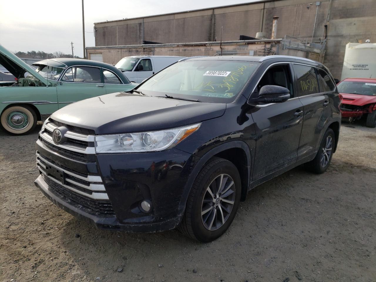 Photo 2 from auction – 2018 TOYOTA HIGHLANDER with VIN 5TDJZRFH6JS827530