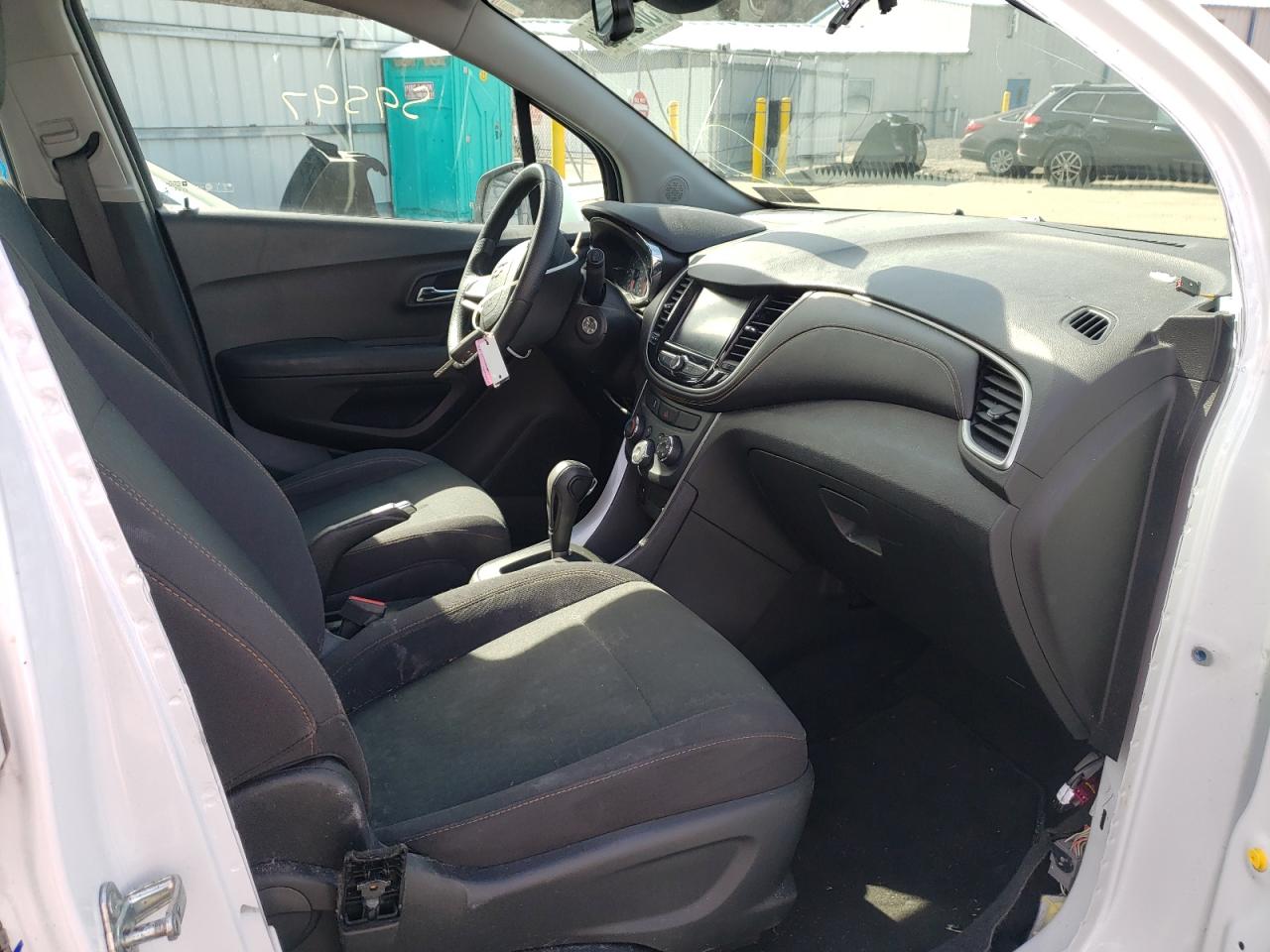 Photo 5 from auction – 2017 CHEVROLET TRAX LS with VIN 3GNCJNSB0HL189793