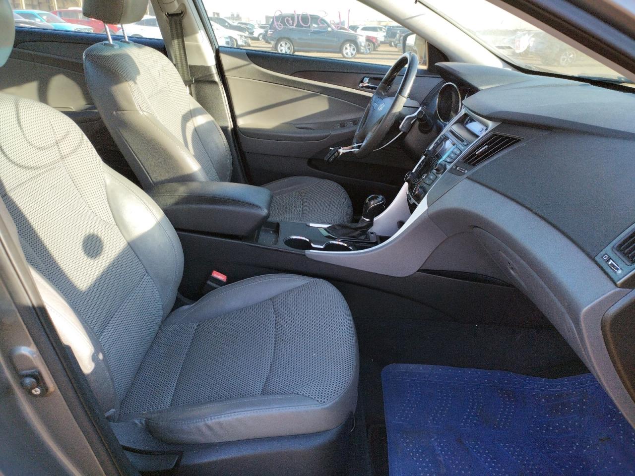 Photo 5 from auction – 2012 HYUNDAI SONATA SE with VIN 5NPEC4AC4CH355189