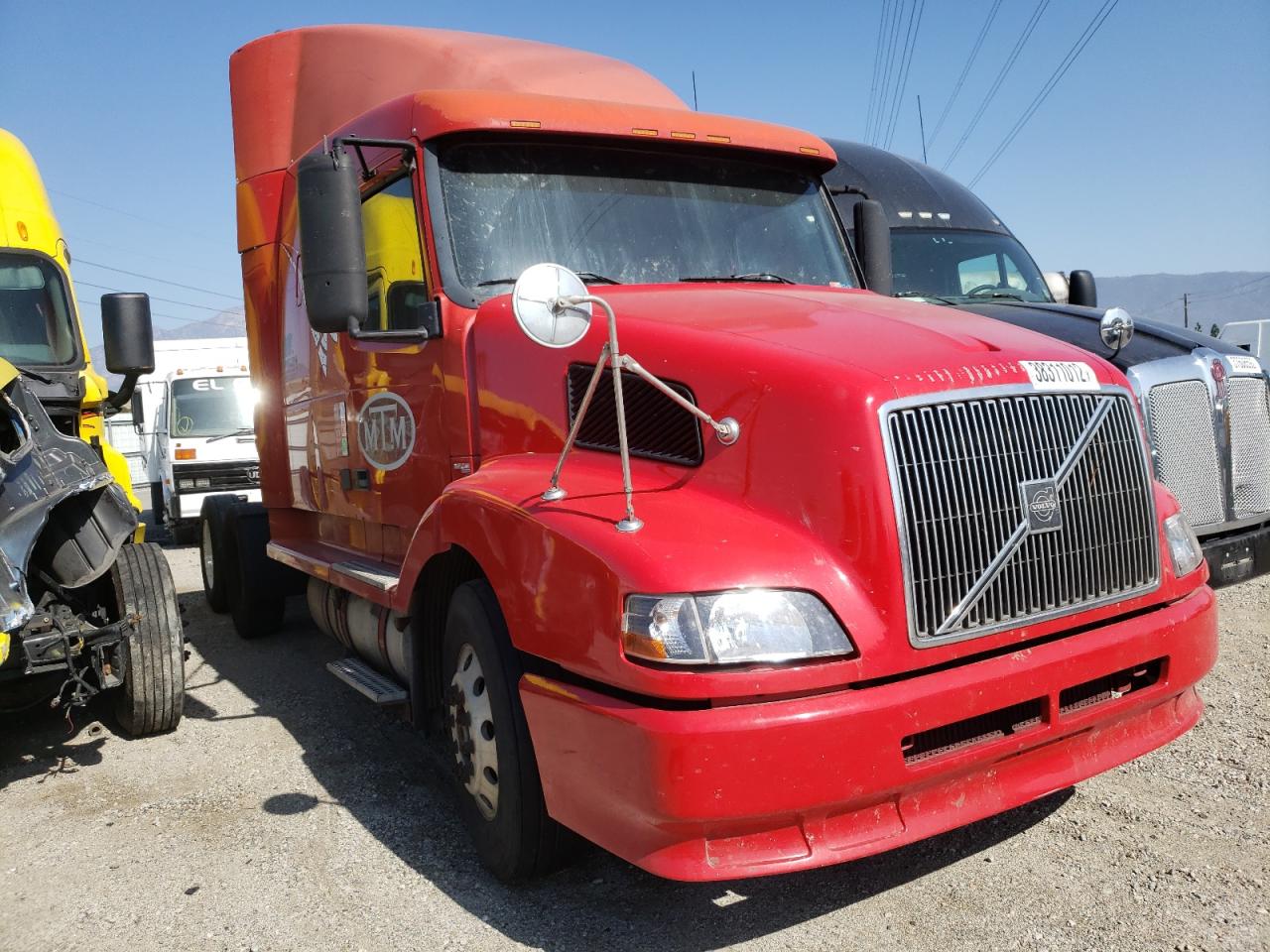 VOLVO VN 1999 with VIN 4VG7DAJH6XN761620 - Photo from auction