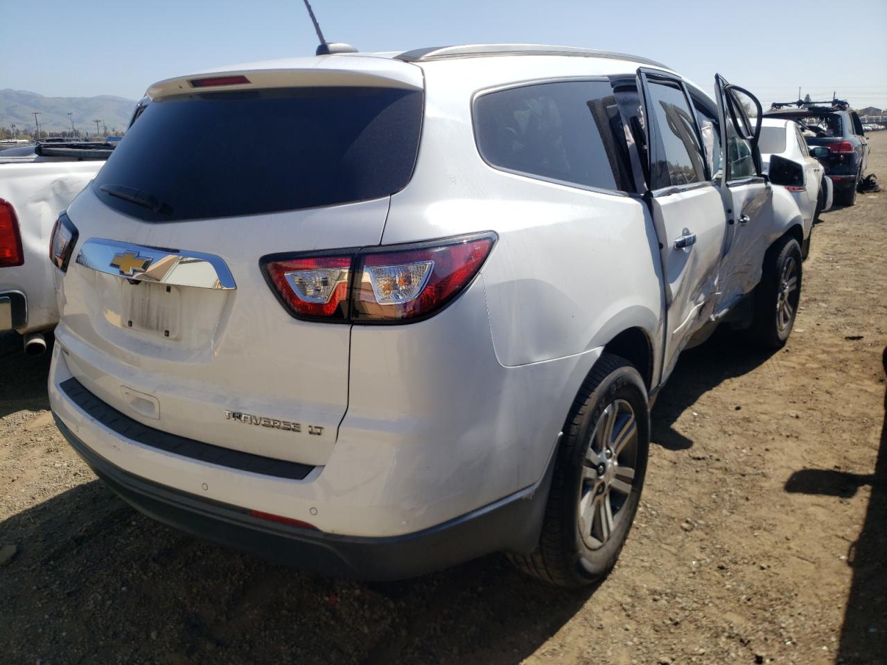 Photo 4 from auction – 2016 CHEVROLET TRAVERSE L with VIN 1GNKVHKD0GJ347137
