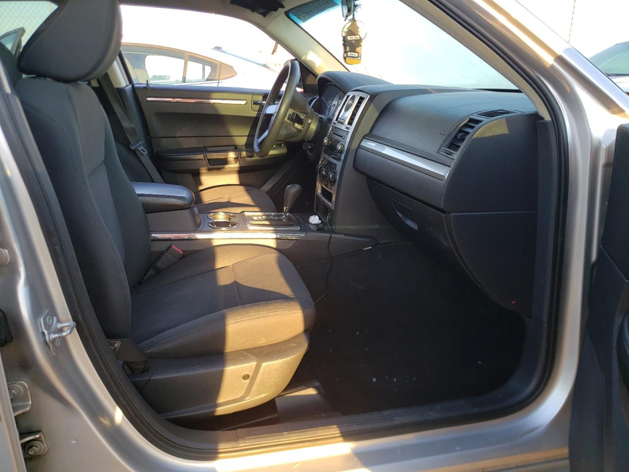 Photo 5 from auction – 2009 CHRYSLER 300 LX with VIN 2C3KA43D29H528762