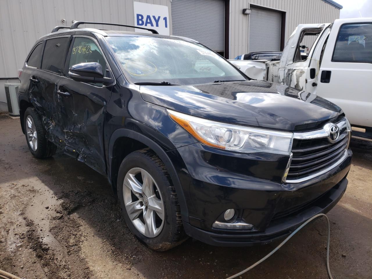 TOYOTA HIGHLANDER 2015 with VIN 5TDDKRFHXFS140236 - Photo from auction