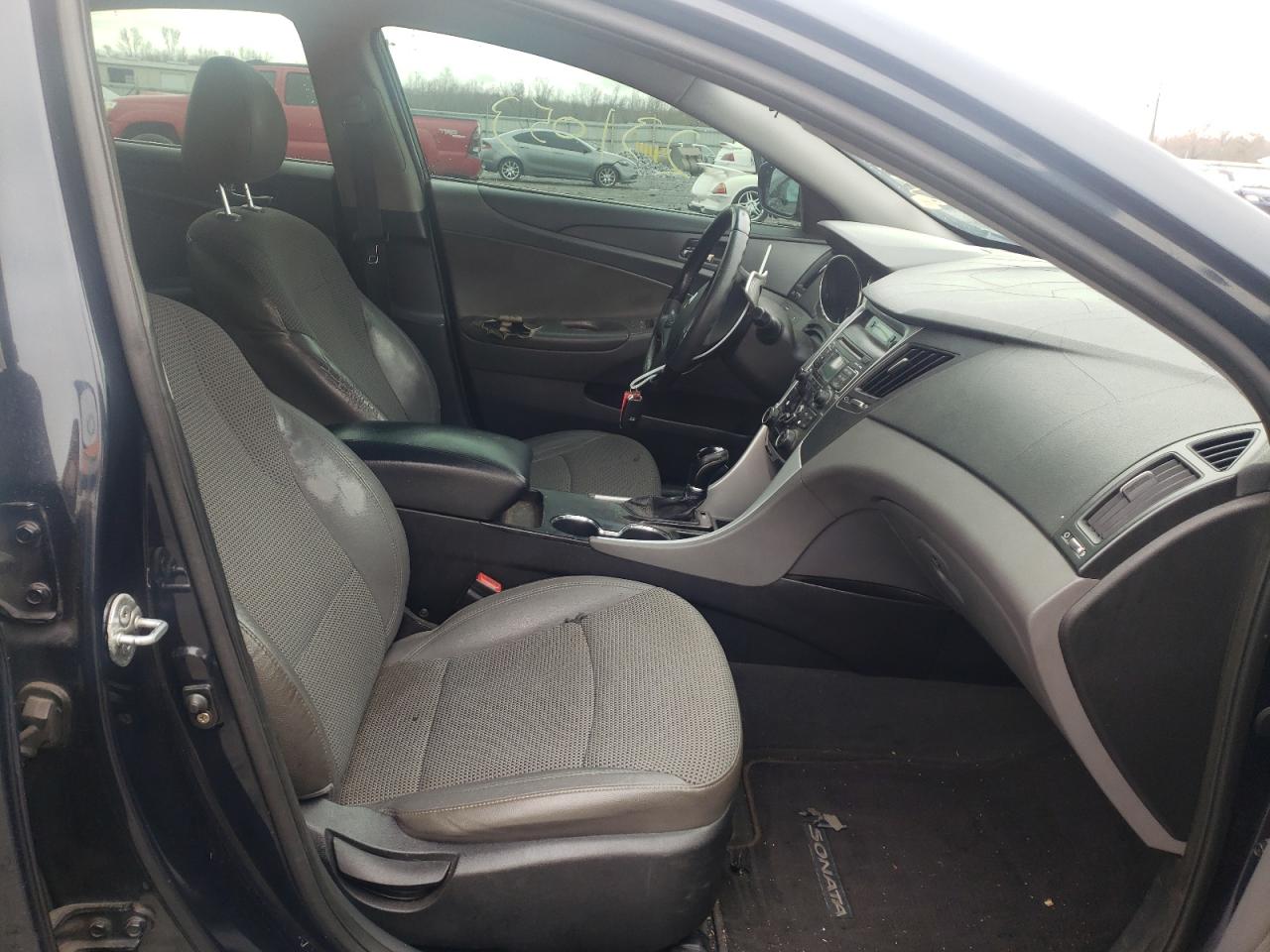 Photo 5 from auction – 2011 HYUNDAI SONATA SE with VIN 5NPEC4AB1BH222458