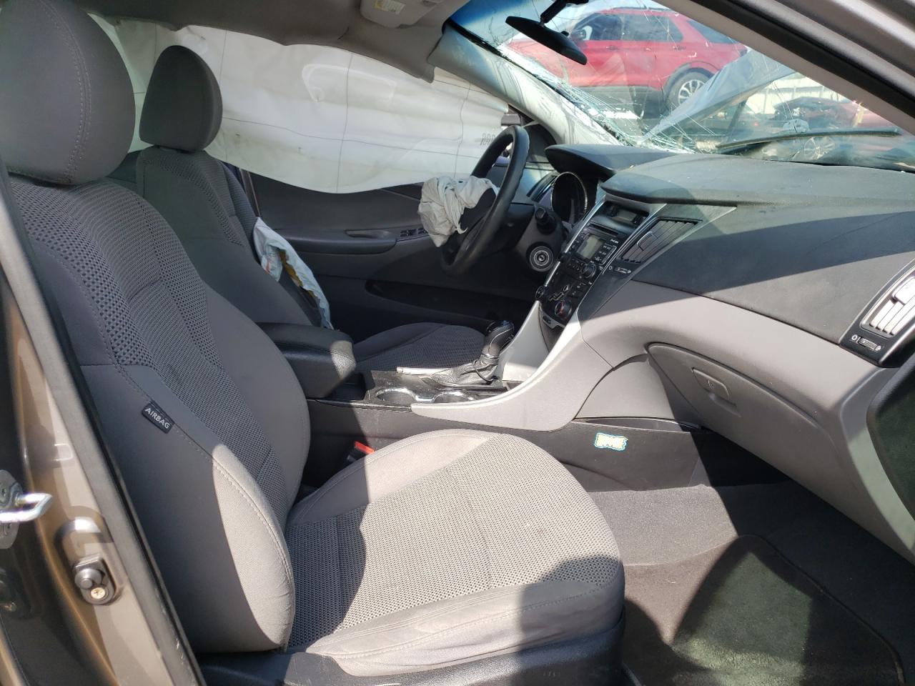 Photo 5 from auction – 2011 HYUNDAI SONATA with VIN 5NPEB4AC6BH138972