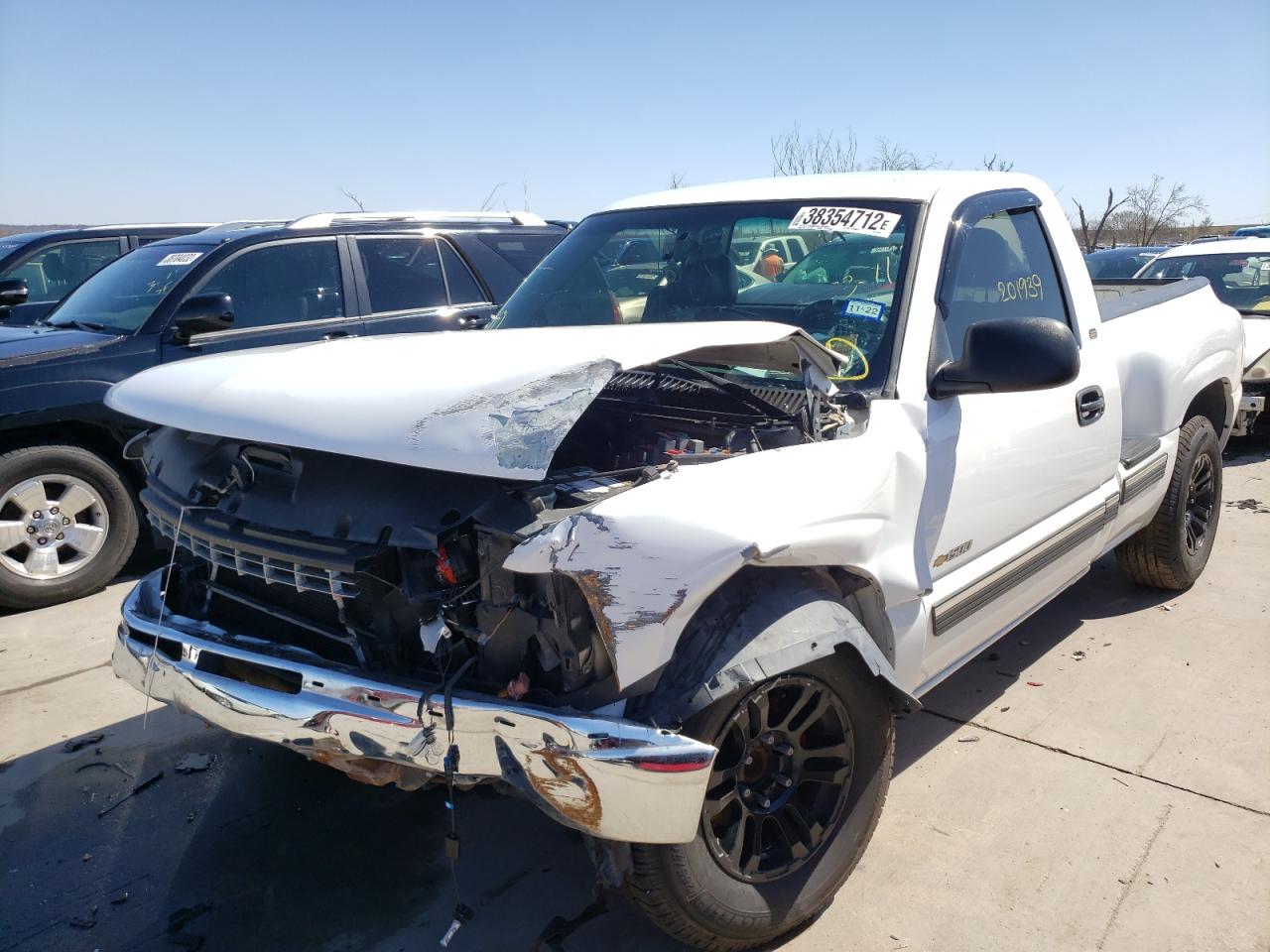 Photo 2 from auction – 2000 CHEVROLET SILVERADO with VIN 1GCEC14W3YZ365104
