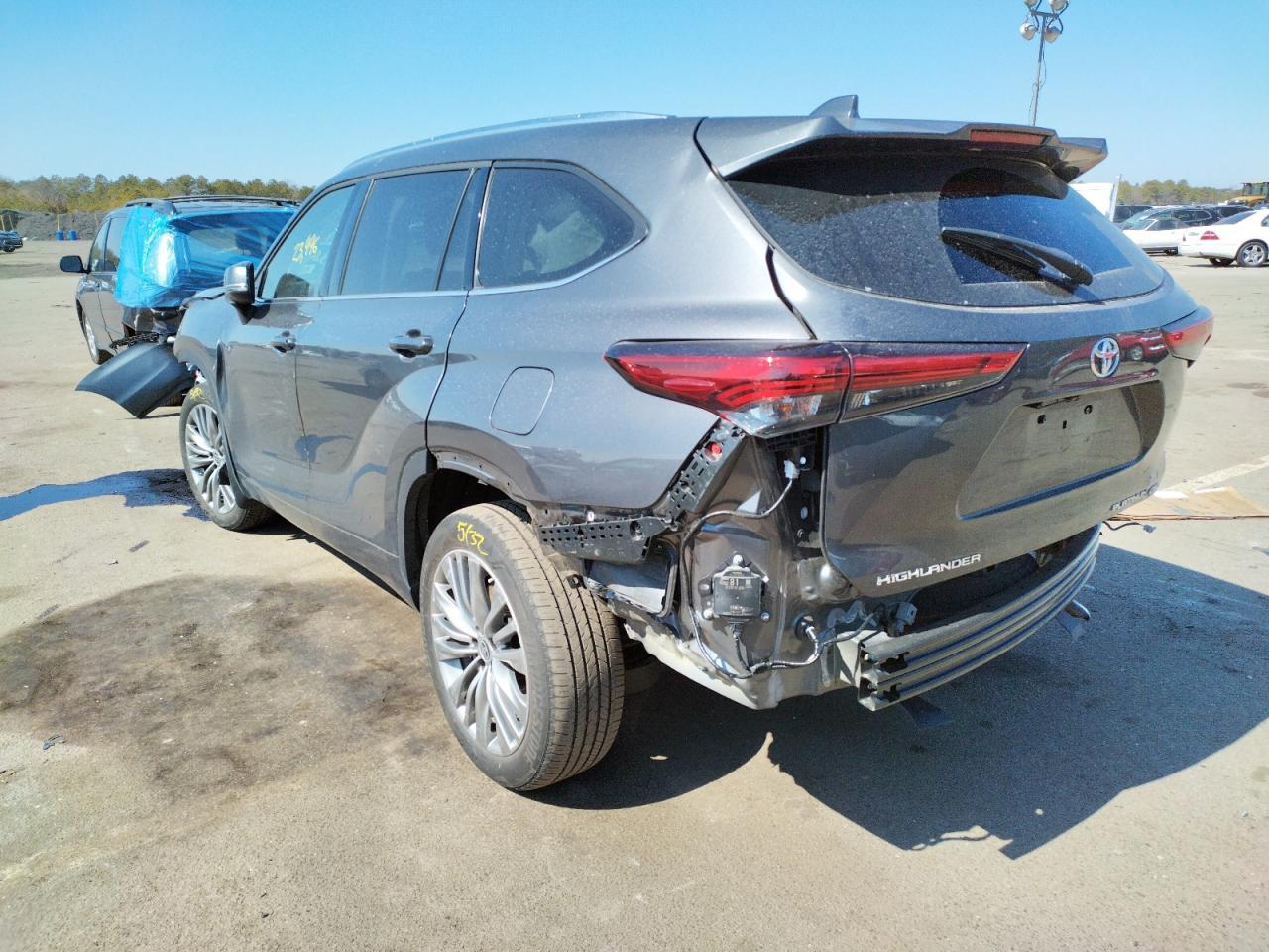 Zdjęcie 3 z aukcji – 2021 TOYOTA HIGHLANDER z VIN 5TDFZRBH3MS068433