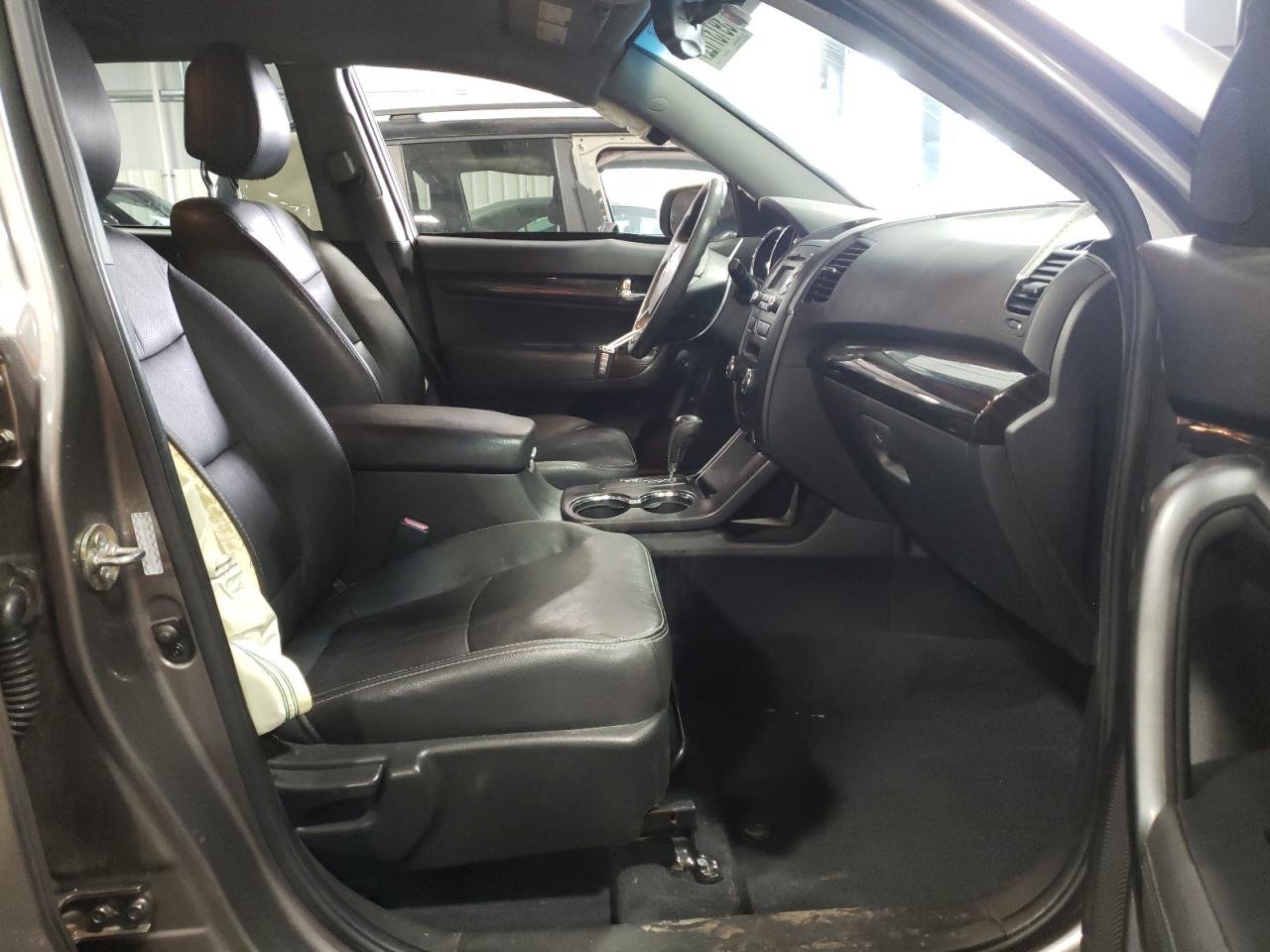 Photo 5 from auction – 2011 KIA SORENTO EX with VIN 5XYKU4A17BG076873