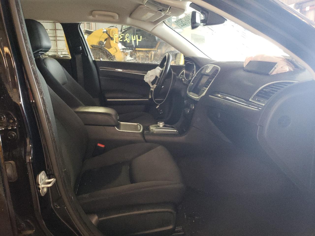 Photo 5 from auction – 2018 CHRYSLER 300 TOURIN with VIN 2C3CCAAG4JH340663