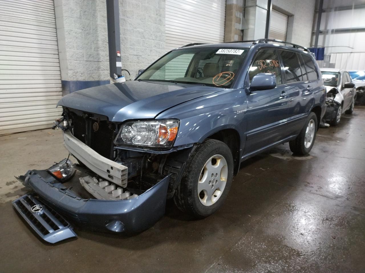 Photo 2 from auction – 2005 TOYOTA HIGHLANDER with VIN JTEEP21A050136216