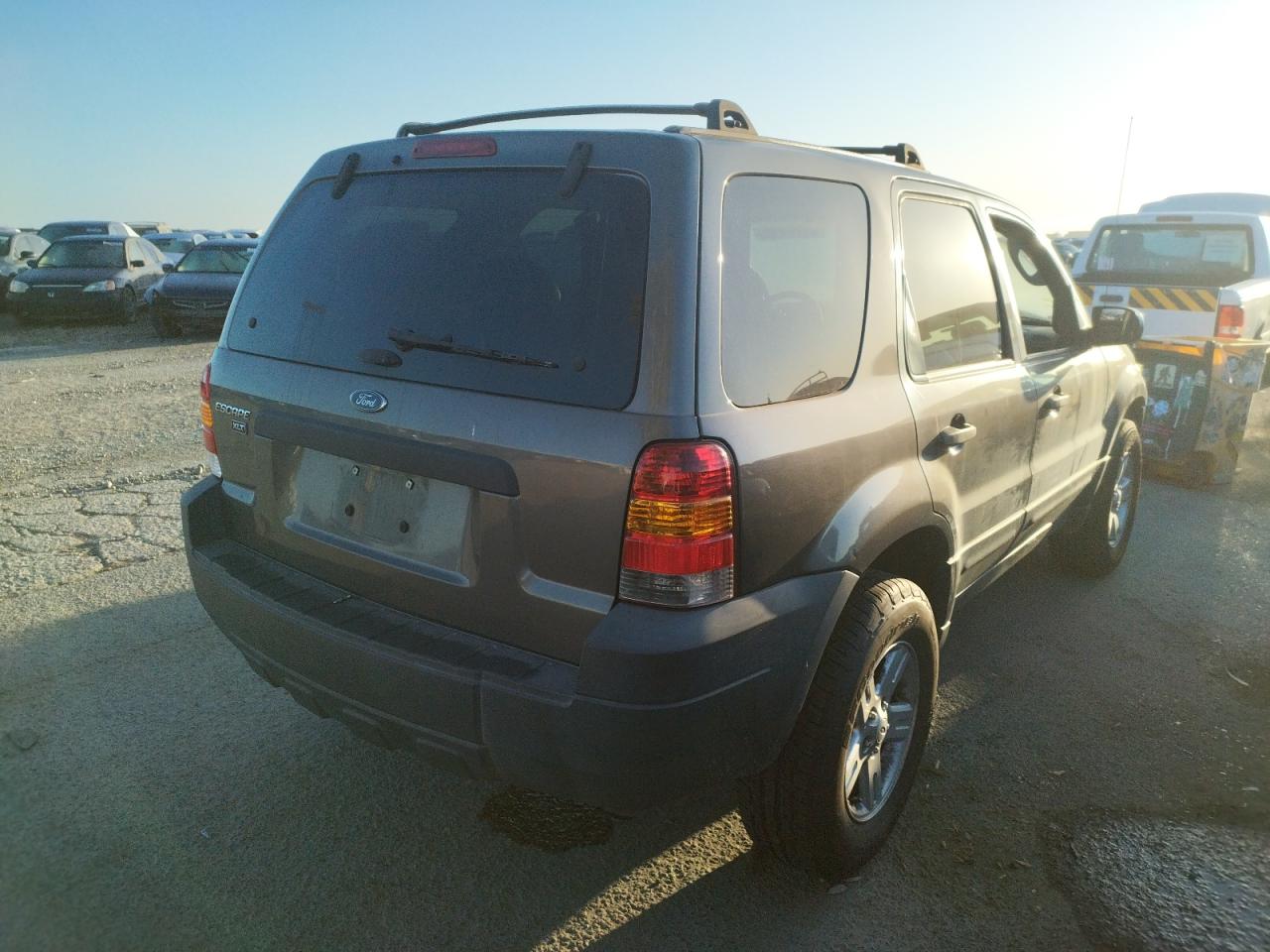 Photo 4 from auction – 2005 FORD ESCAPE XLT with VIN 1FMYU03145KA59846