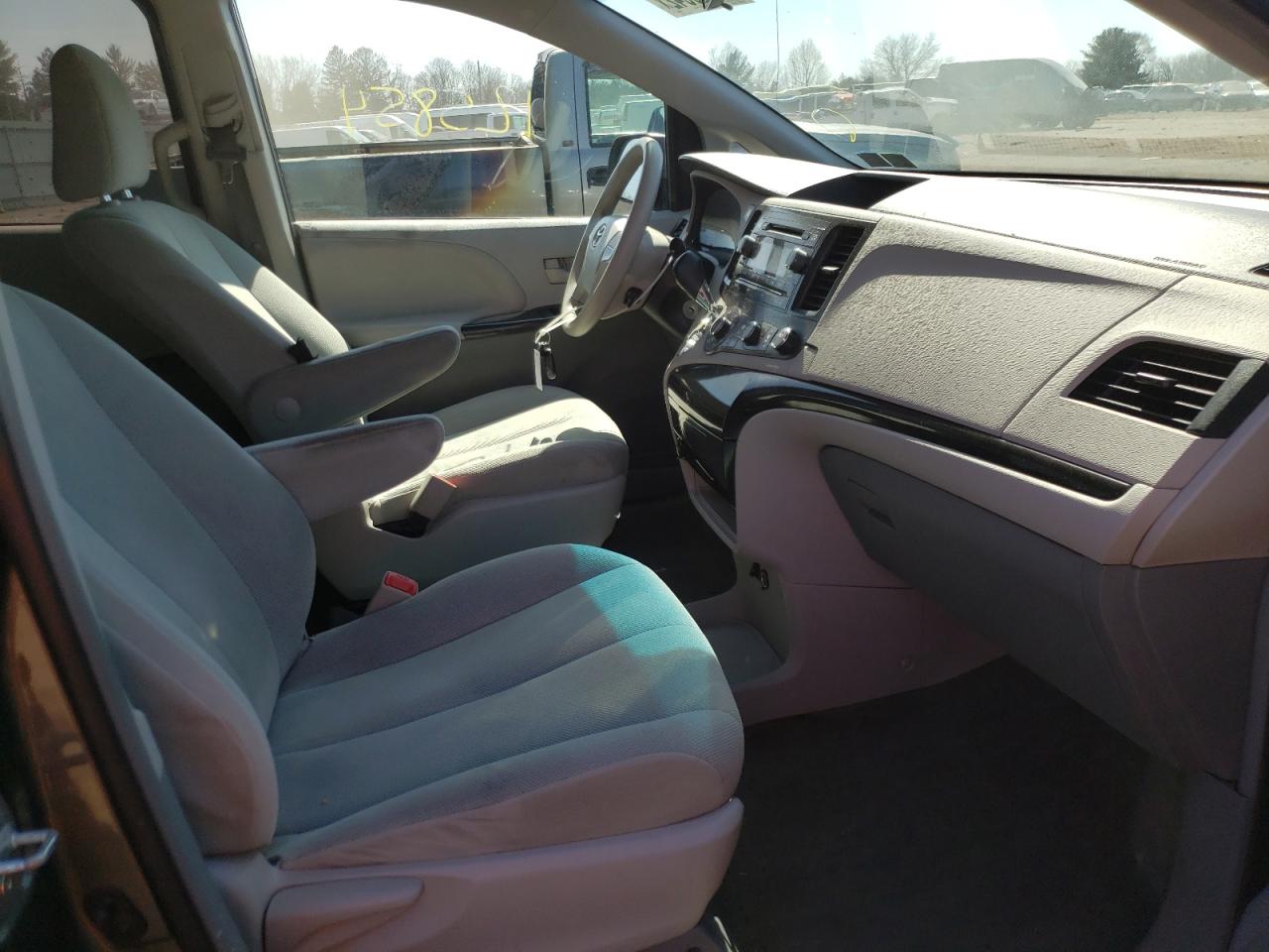 Photo 5 from auction – 2012 TOYOTA SIENNA with VIN 5TDZK3DCXCS185845