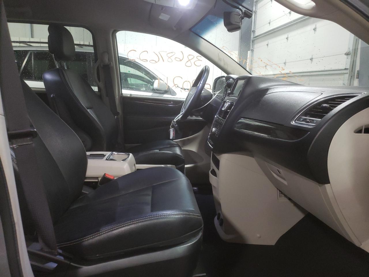 Photo 5 from auction – 2015 CHRYSLER TOWN & COU with VIN 2C4RC1BG1FR588181