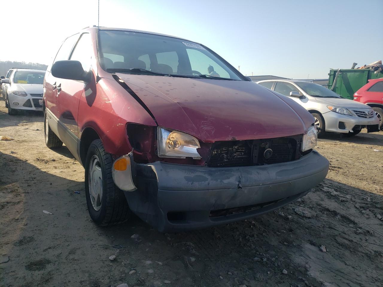 TOYOTA SIENNA LE 2000 with VIN 4T3ZF13C8YU291744 - Photo from auction