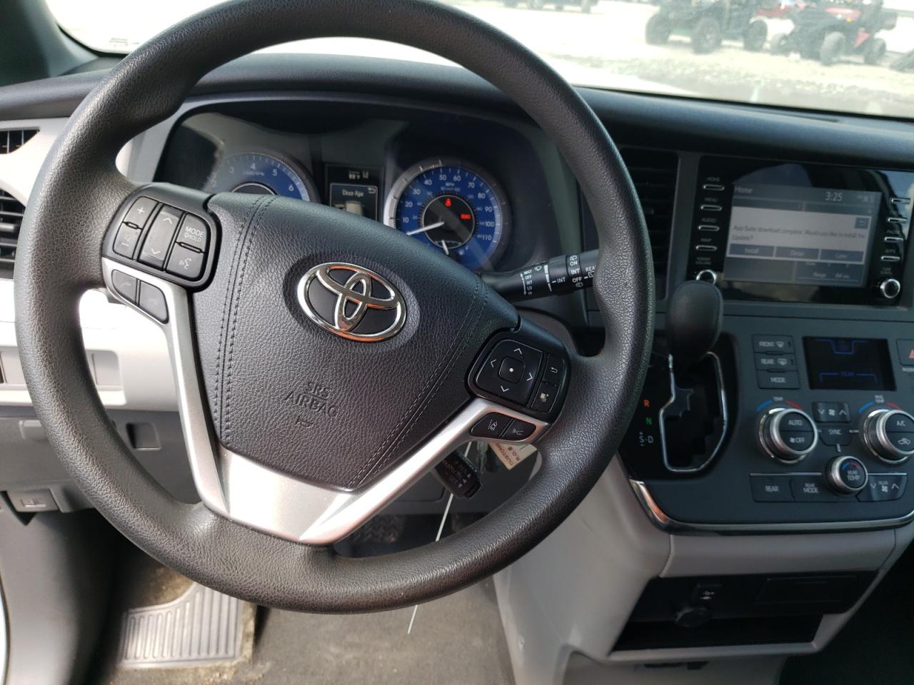 Photo 9 from auction – 2019 TOYOTA SIENNA with VIN 5TDZZ3DC4KS012915
