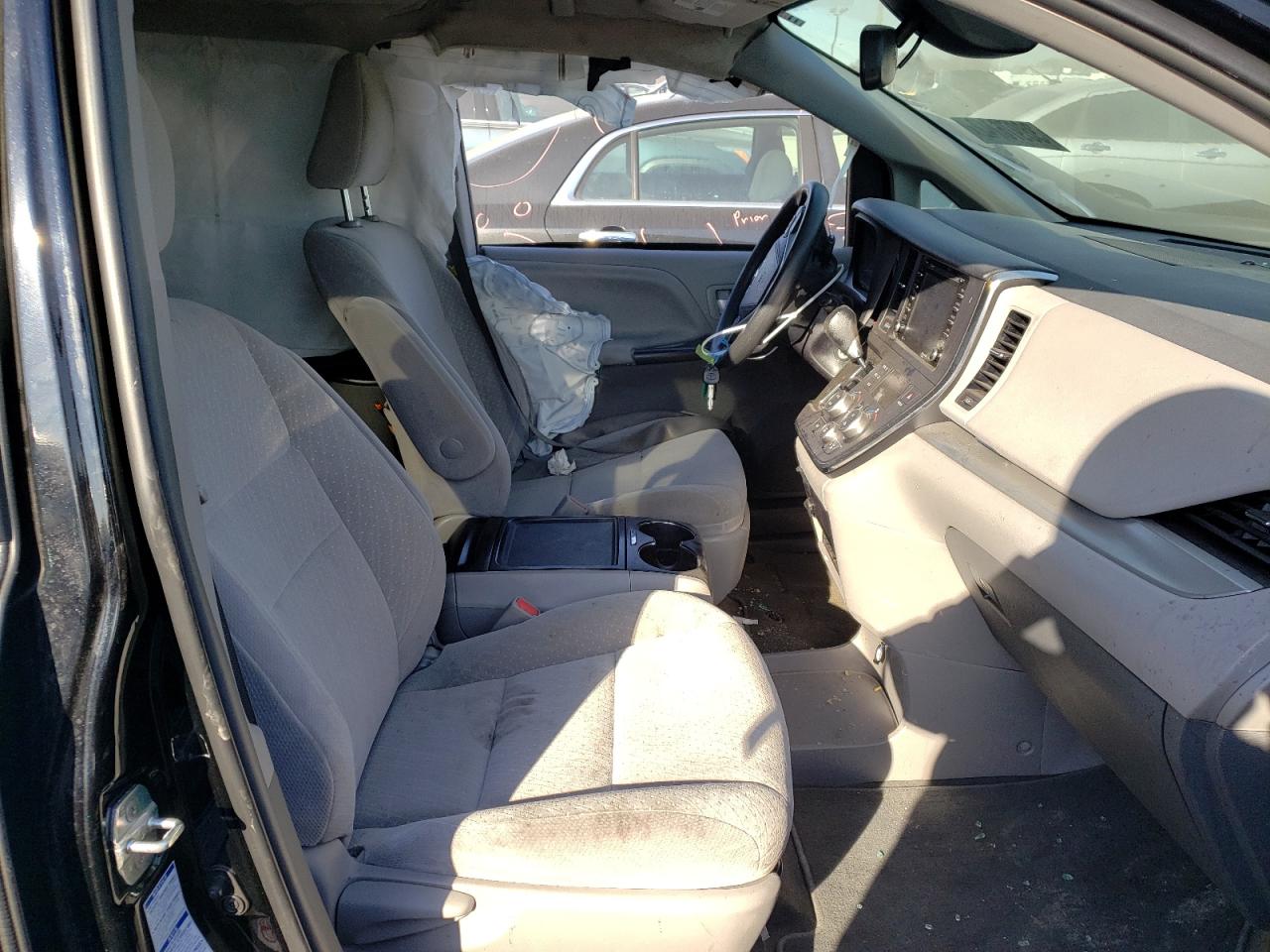 Photo 5 from auction – 2018 TOYOTA SIENNA LE with VIN 5TDJZ3DC6JS206356
