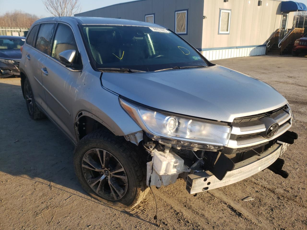 TOYOTA HIGHLANDER 2018 with VIN 5TDBZRFH1JS874923 - Photo from auction