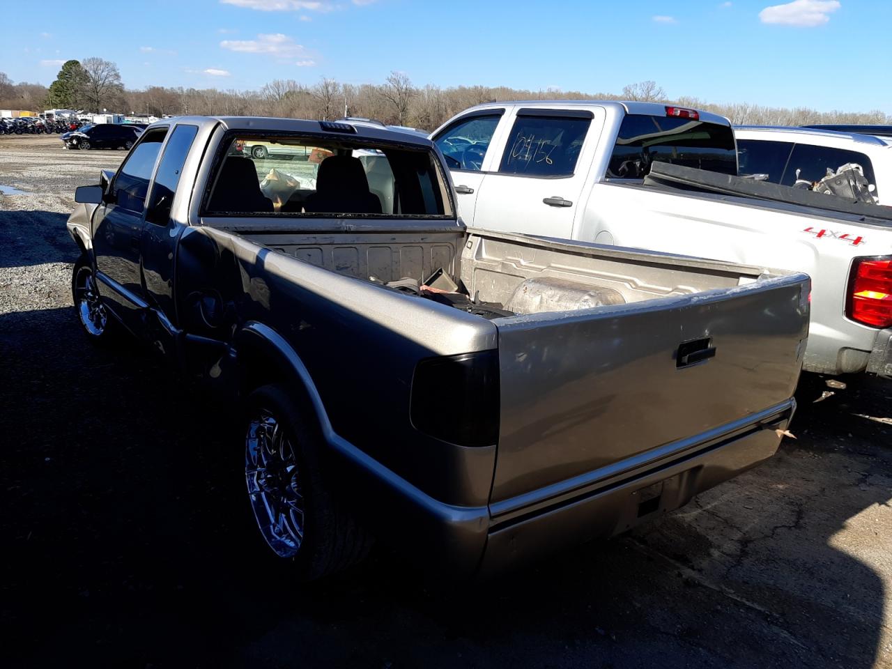 Photo 3 from auction – 2003 CHEVROLET BLAZER with VIN 1GCCS19X338267197