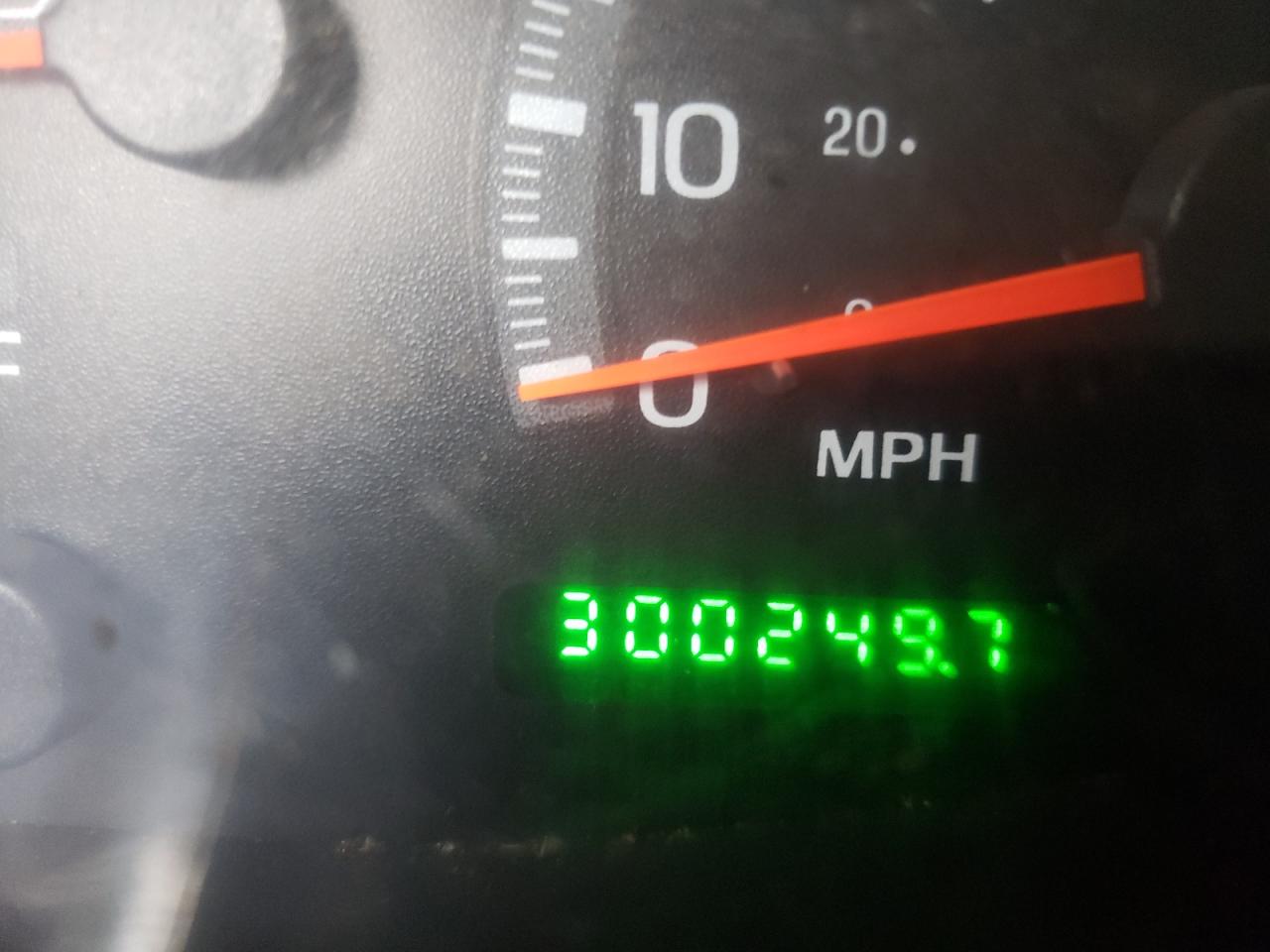 Photo 8 from auction – 2000 FORD F150 with VIN 1FTRX17W0YNA28141
