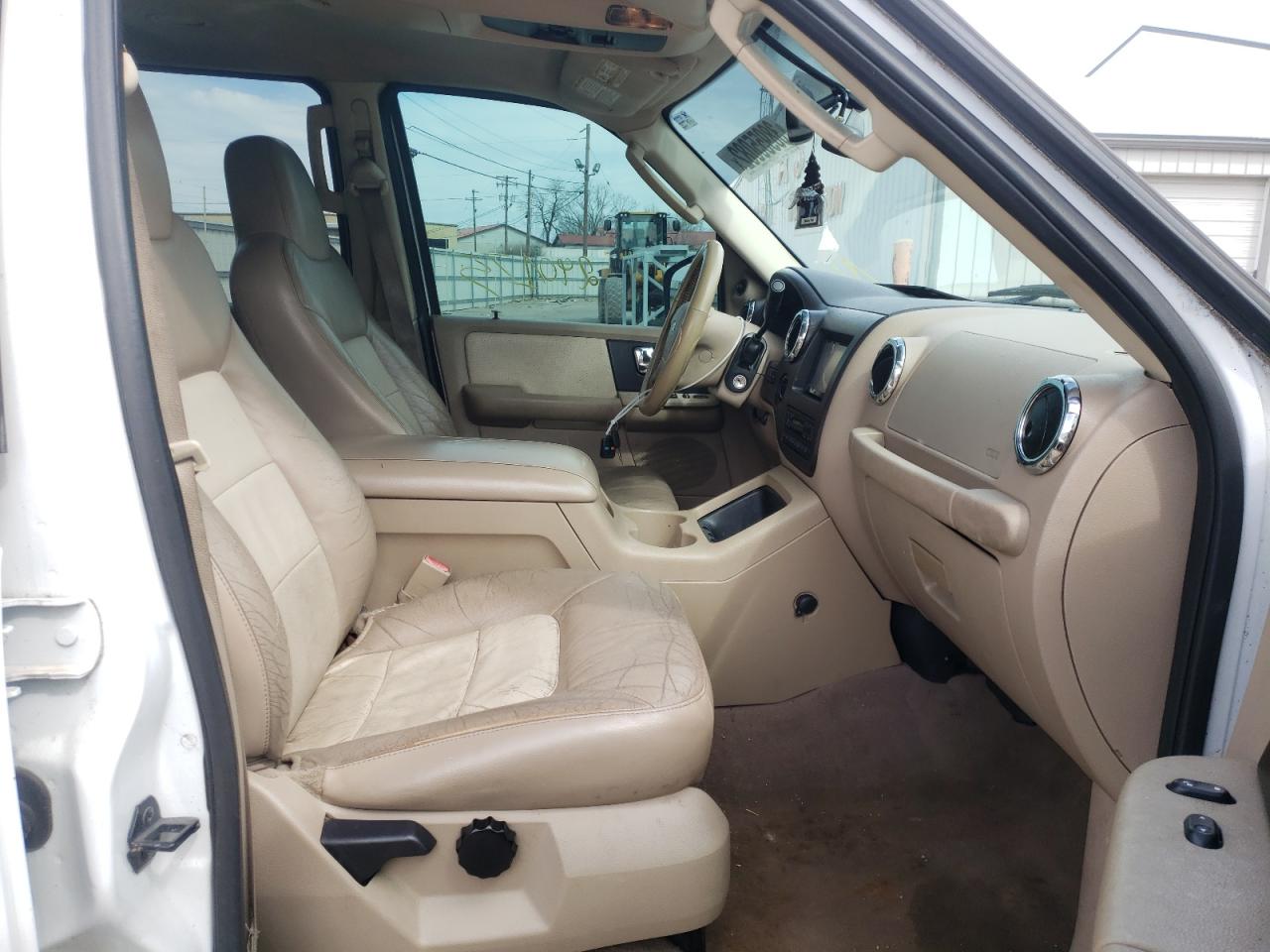 Photo 5 from auction – 2006 FORD EXPEDITION with VIN 1FMPU185X6LA12734