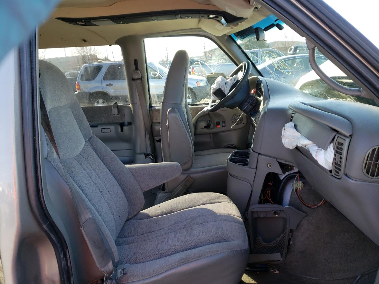 Photo 5 from auction – 2002 GMC SAFARI XT with VIN 1GKDM19X22B500118