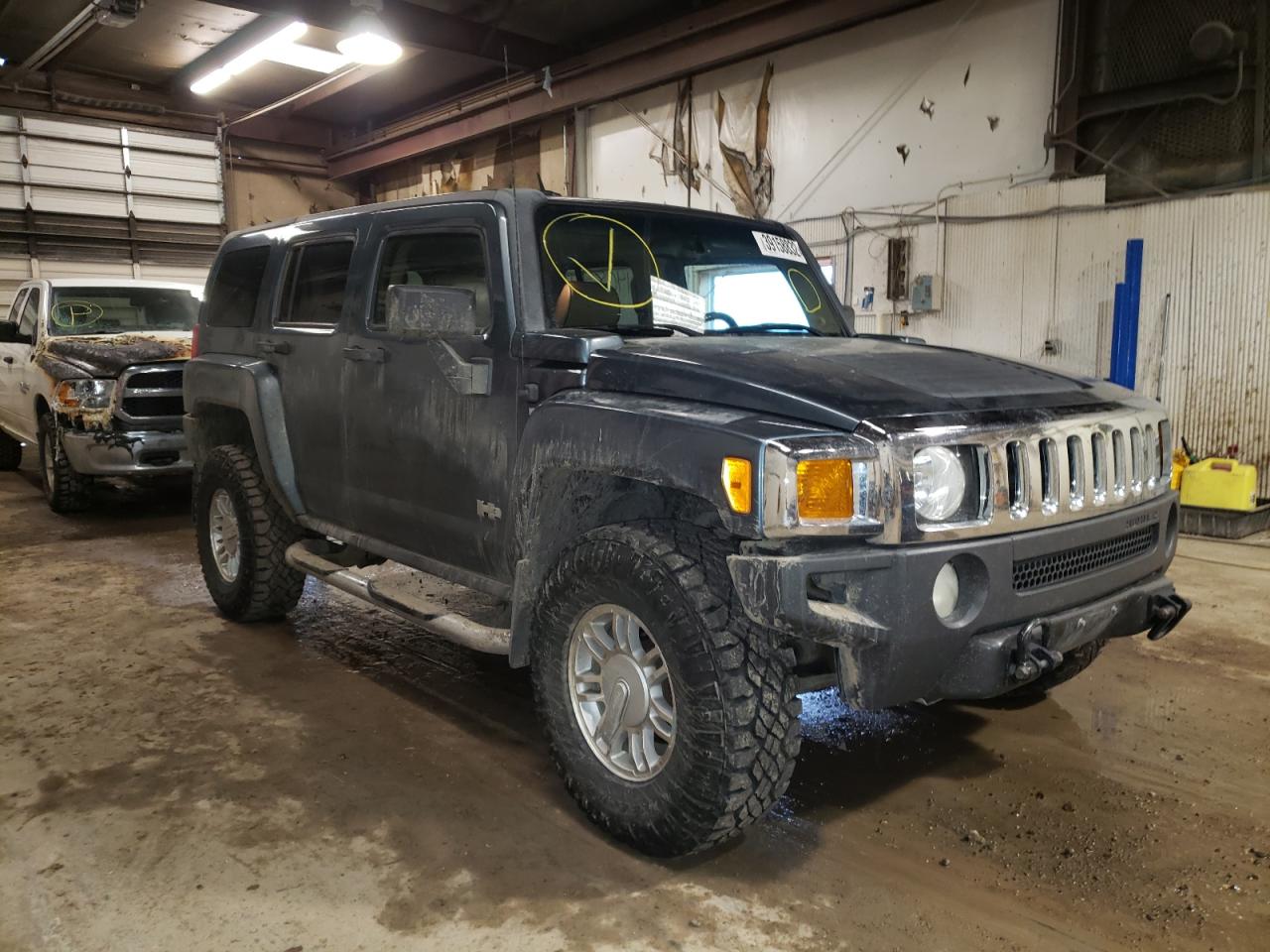 HUMMER H3 2006 with VIN 5GTDN136868321795 - Photo from auction
