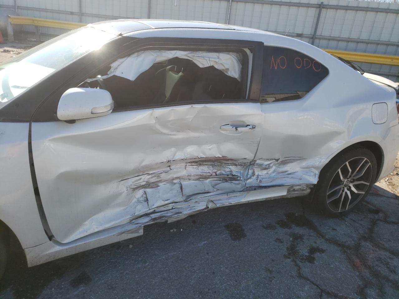 Photo 9 from auction – 2016 TOYOTA SCION TC with VIN JTKJF5C72GJ020160