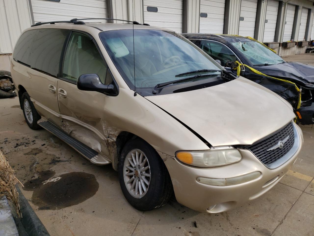CHRYSLER TOWN & COU 2000 with VIN 1C4GP44G2YB635813 - Photo from auction