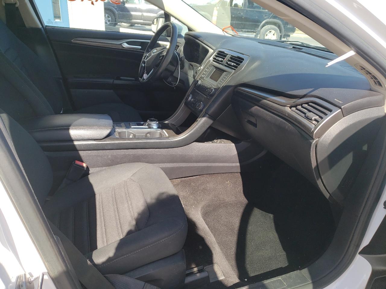 Photo 5 from auction – 2017 FORD FUSION S with VIN 3FA6P0G76HR195645