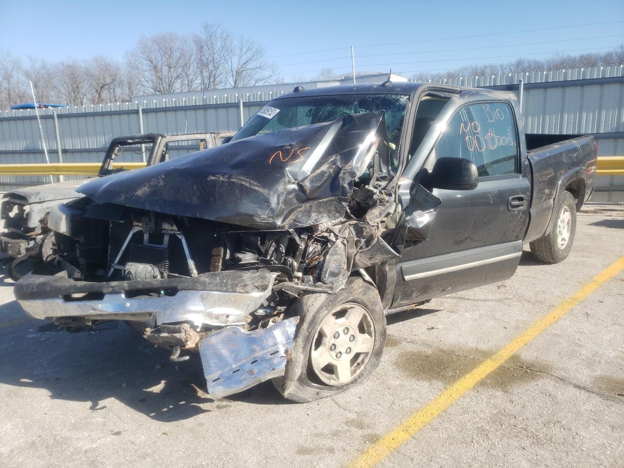 Photo 2 from auction – 2004 CHEVROLET SILVERADO with VIN 2GCEK19T041250688