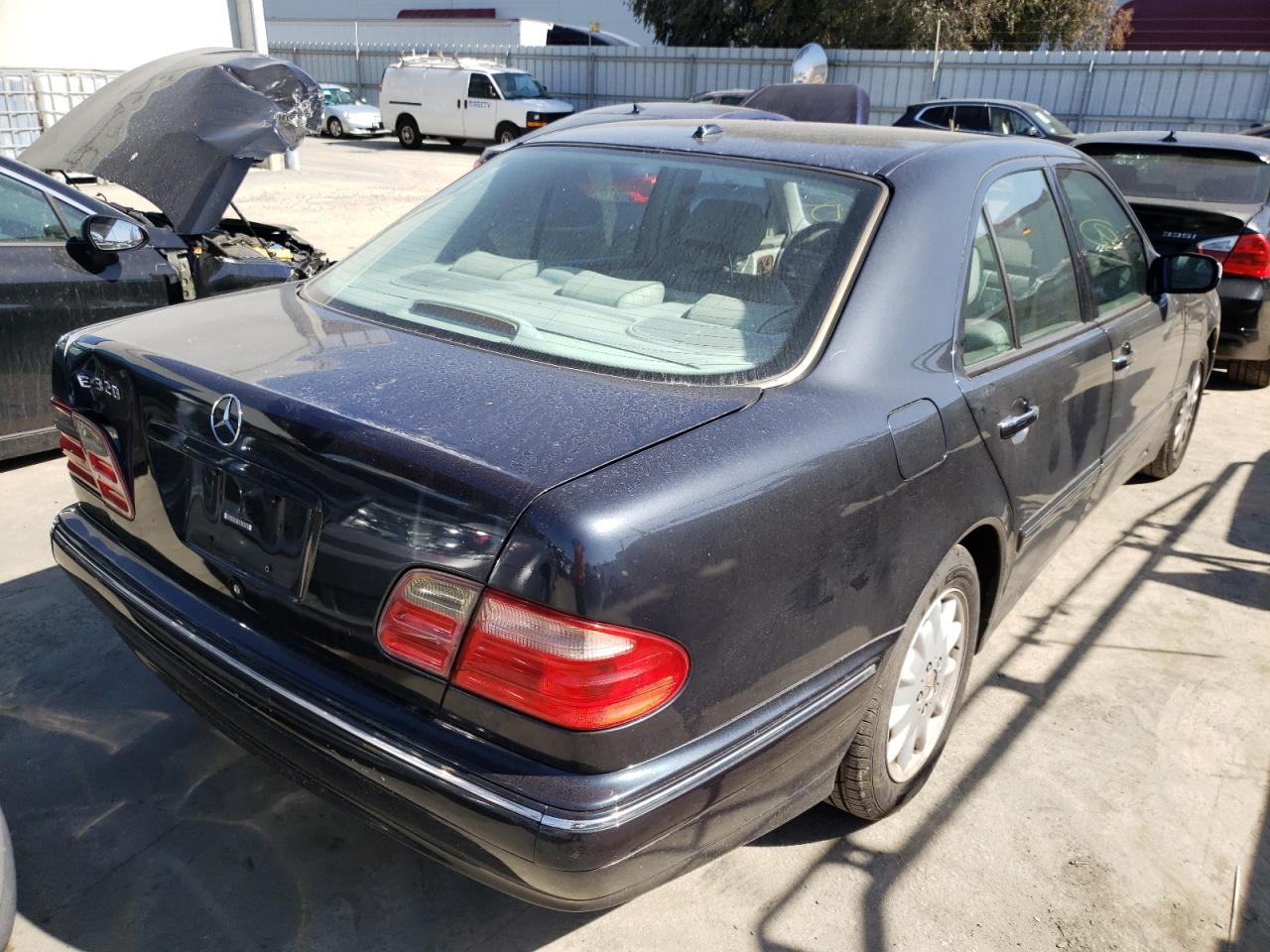 Photo 4 from auction – 2001 MERCEDES-BENZ E 320 with VIN WDBJF65JX1B316629