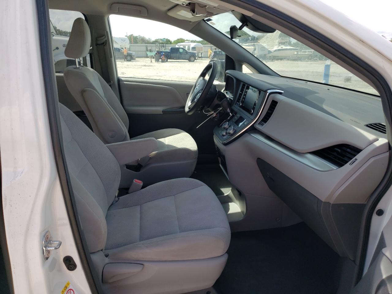 Photo 5 from auction – 2019 TOYOTA SIENNA with VIN 5TDZZ3DC4KS012915