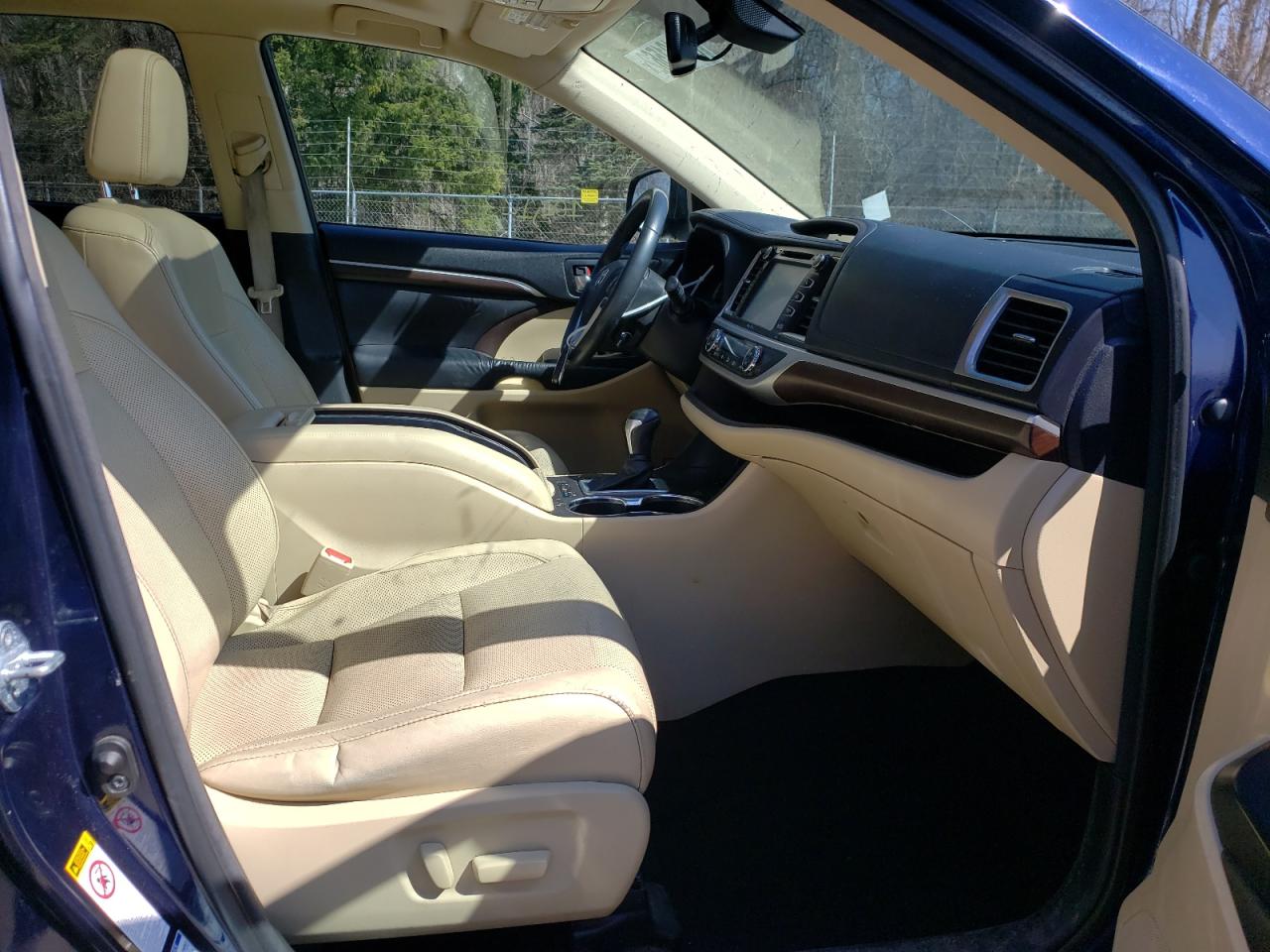 Photo 5 from auction – 2015 TOYOTA HIGHLANDER with VIN 5TDDKRFHXFS210673