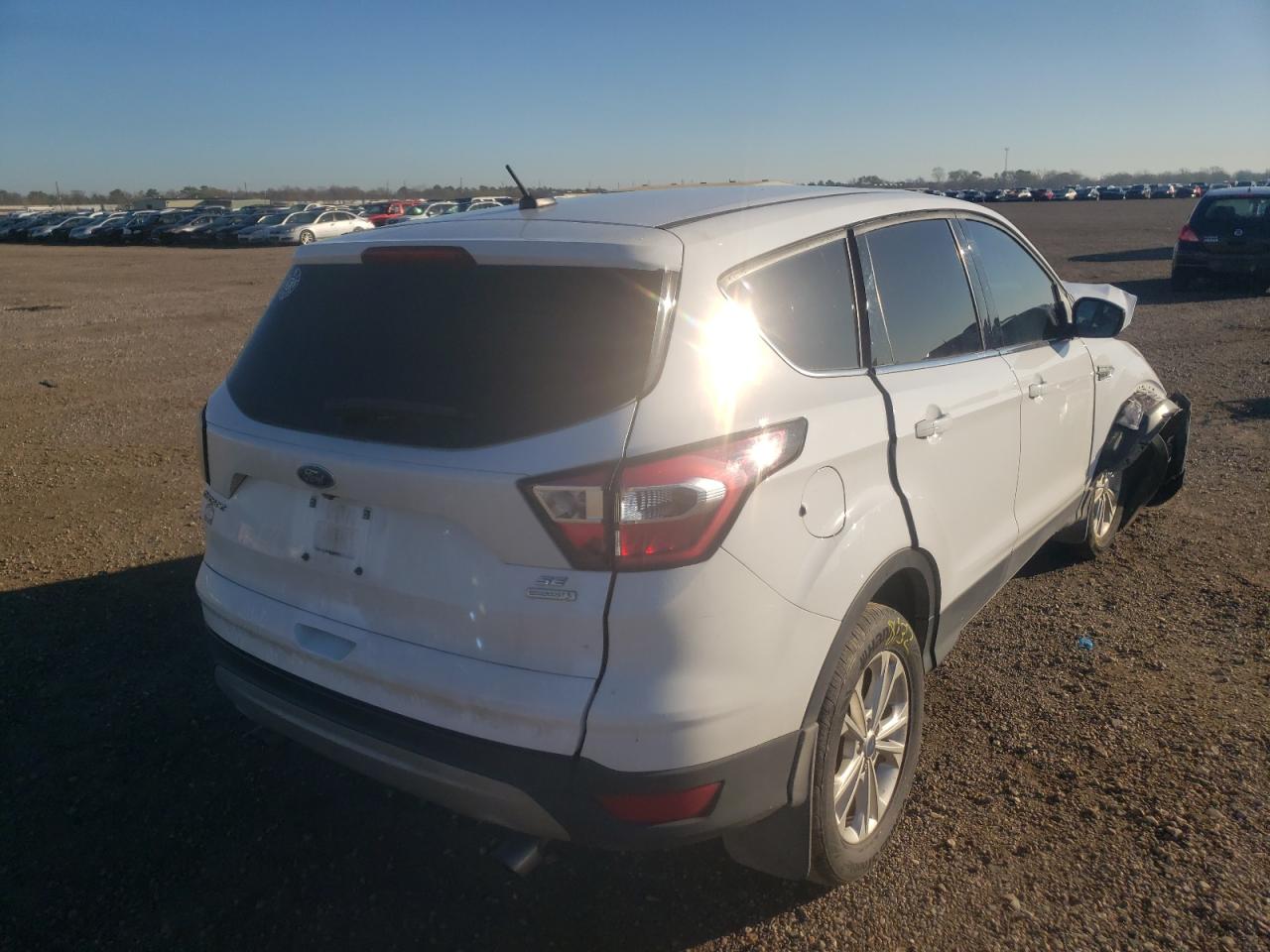 Foto 4 de la subasta – 2017 FORD ESCAPE SE con VIN 1FMCU0GD2HUD10399