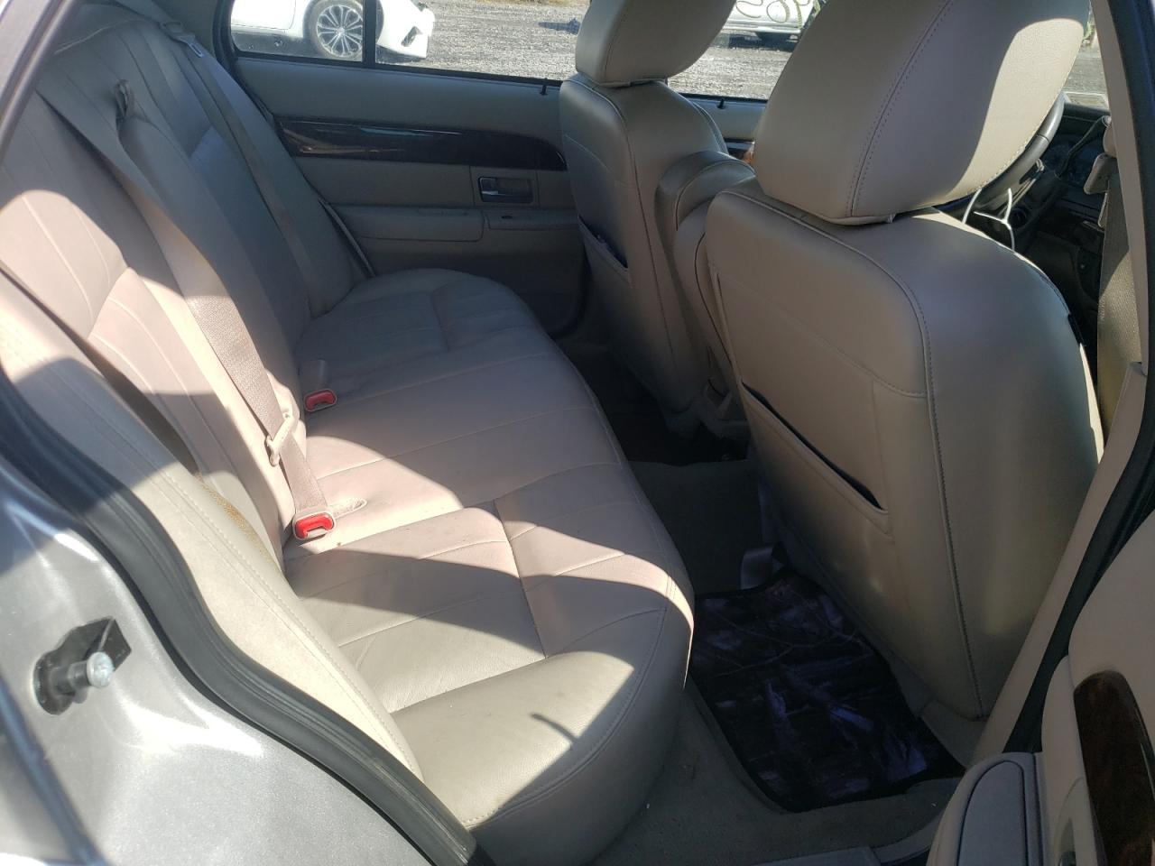 Photo 6 from auction – 2011 MERCURY GRAND MARQ with VIN 2MEBM7FV2BX608372